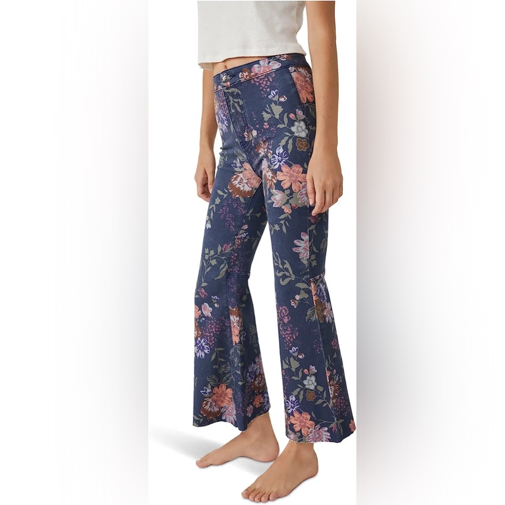 🌟LAST ONE! FREE PEOPLE Youthquake Printed Crop Flare Jeans Navy Combo - Picture 4 of 14